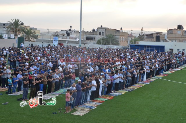 فيديو : المئات يؤدون صلاة عيد الأضحى والرئيس عادل بدير والأهالي يتصافحون ويهنئون ويعم السرور كل الحضور